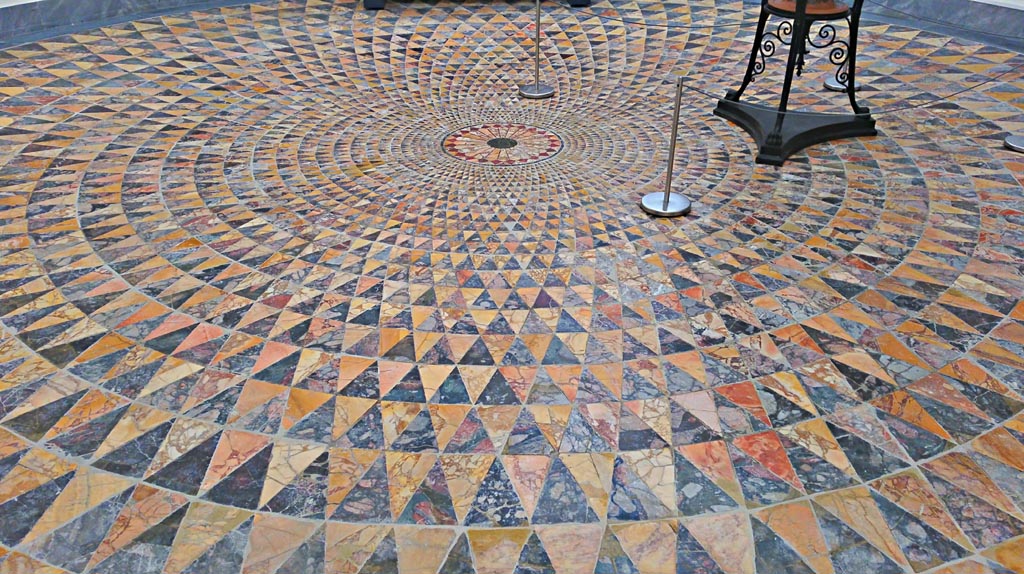 Villa dei Papiri, Herculaneum. July 2019.
Detail of circular polychrome mosaic floor, from the Belvedere. Photo courtesy of Giuseppe Ciaramella.